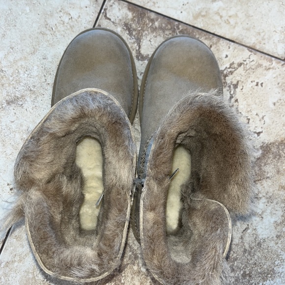 UGG Bailey Button Boot size 5 youth/6.5 women color light loden green. - Picture 6 of 13